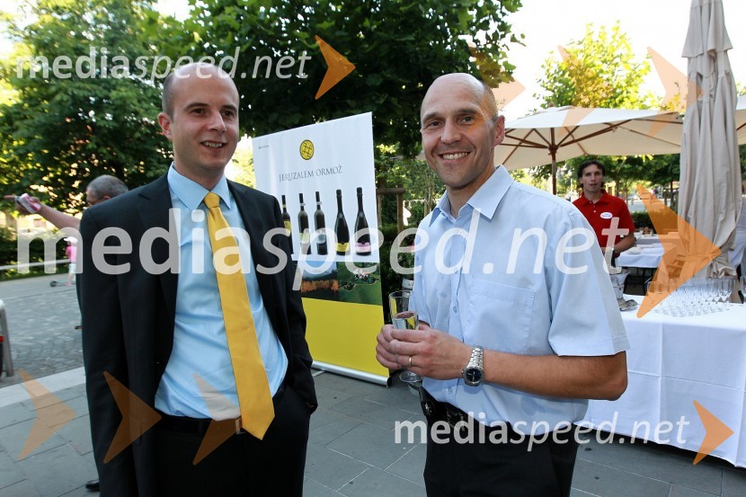 Mitja Herga, direktor za enologijo ter razvoj vinogradništva in vinarstva pri P&F Jeruzalem Ormož ter P&F Jeruzalem Ljutomer in mag. Robert Cugelj, generalni direktor URI SočaMlado in staro za dobrodelnost: Predstavitev novega letnika vin in dobrodelna dražba P&F Jeruzalem Ormož in Ljutomer