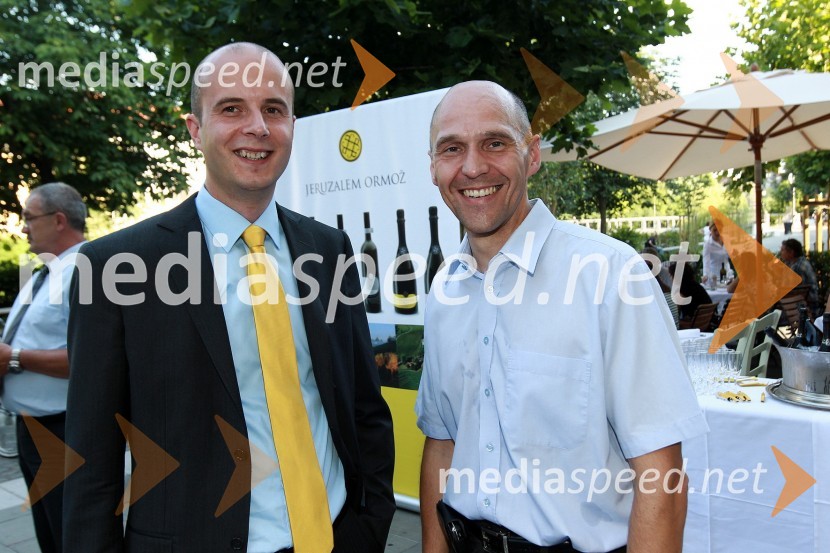 Mitja Herga, direktor za enologijo ter razvoj vinogradništva in vinarstva pri P&F Jeruzalem Ormož ter P&F Jeruzalem Ljutomer in mag. Robert Cugelj, generalni direktor URI SočaMlado in staro za dobrodelnost: Predstavitev novega letnika vin in dobrodelna dražba P&F Jeruzalem Ormož in Ljutomer