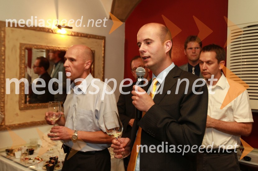 Mag. Robert Cugelj, generalni direktor URI Soča in Mitja Herga, direktor za enologijo ter razvoj vinogradništva in vinarstva pri P&F Jeruzalem Ormož ter P&F Jeruzalem LjutomerMlado in staro za dobrodelnost: Predstavitev novega letnika vin in dobrodelna dražba P&F Jeruzalem Ormož in Ljutomer