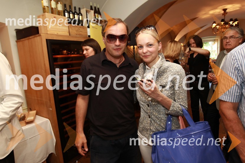 Jure Zorčič in Aleksandra LipejMlado in staro za dobrodelnost: Predstavitev novega letnika vin in dobrodelna dražba P&F Jeruzalem Ormož in Ljutomer