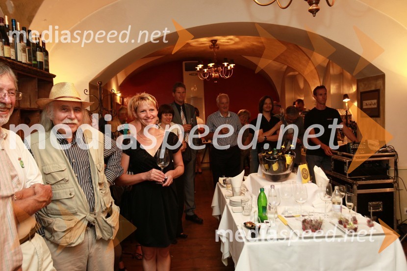 ..., Jože Špacal, slikar in Vanja Mramor, avtorica bloga Vanjin vinski mnogobojMlado in staro za dobrodelnost: Predstavitev novega letnika vin in dobrodelna dražba P&F Jeruzalem Ormož in Ljutomer