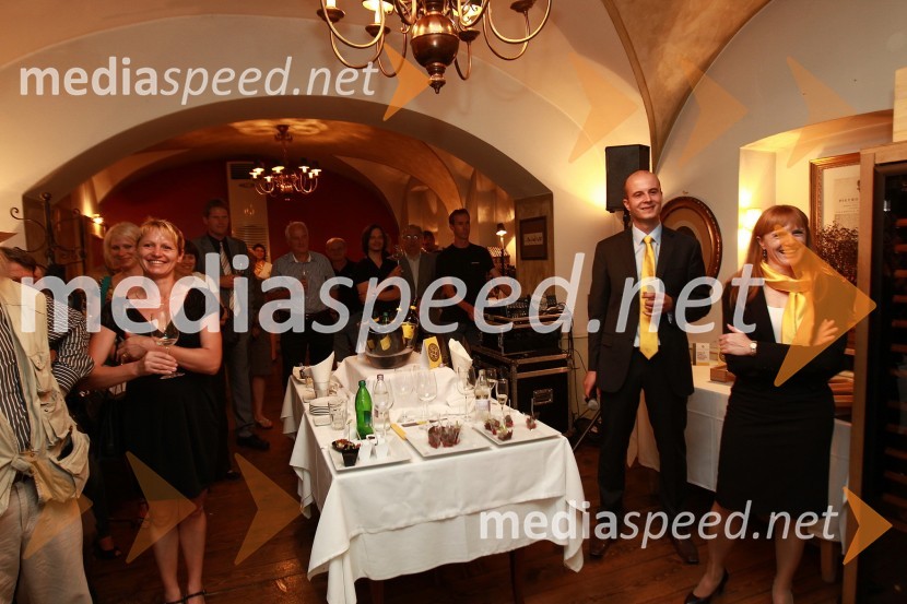 Mitja Herga, direktor za enologijo ter razvoj vinogradništva in vinarstva pri P&F Jeruzalem Ormož ter P&F Jeruzalem Ljutomer in Andreja Komel, direktorica za trženje, finance in splošne zadeve pri P&F Jeruzalem Ormož ter P&F Jeruzalem LjutomerMlado in staro za dobrodelnost: Predstavitev novega letnika vin in dobrodelna dražba P&F Jeruzalem Ormož in Ljutomer