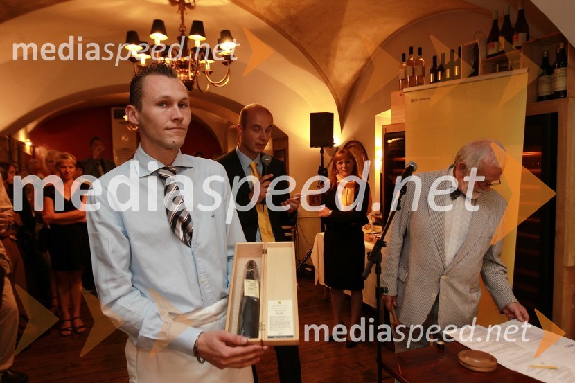 Mitja Herga, direktor za enologijo ter razvoj vinogradništva in vinarstva pri P&F Jeruzalem Ormož ter P&F Jeruzalem Ljutomer, Andreja Komel, direktorica za trženje, finance in splošne zadeve pri P&F Jeruzalem Ormož ter P&F Jeruzalem Ljutomer in Mitja Meršol, licitatorMlado in staro za dobrodelnost: Predstavitev novega letnika vin in dobrodelna dražba P&F Jeruzalem Ormož in Ljutomer