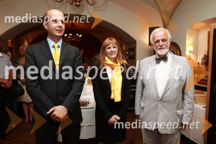 Mitja Herga, direktor za enologijo ter razvoj vinogradništva in vinarstva pri P&F Jeruzalem Ormož ter P&F Jeruzalem Ljutomer, Andreja Komel, direktorica za trženje, finance in splošne zadeve pri P&F Jeruzalem Ormož ter P&F Jeruzalem Ljutomer in Mitja Meršol, licitatorMlado in staro za dobrodelnost: Predstavitev novega letnika vin in dobrodelna dražba P&F Jeruzalem Ormož in Ljutomer