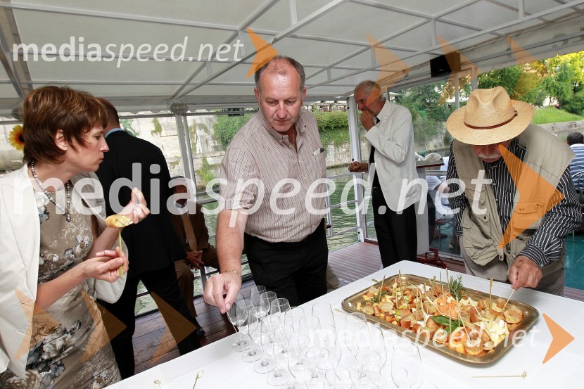 ..., ... in Jože Špacal, slikarMlado in staro za dobrodelnost: Predstavitev novega letnika vin in dobrodelna dražba P&F Jeruzalem Ormož in Ljutomer