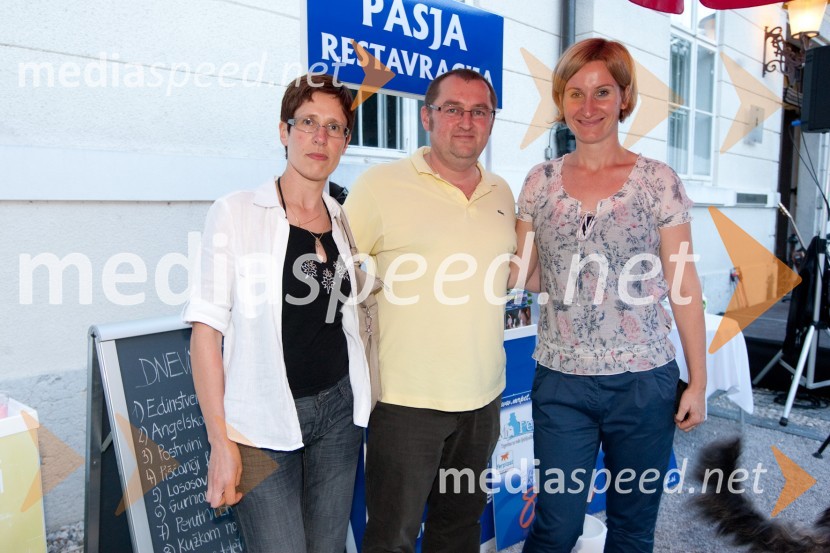 Aleš Janšek, diretor Mr. Pet, soproga Nataša in Nina Bratina, vodja maloprodaje v trgovinah za male živali Mr. Pet300. oddaja Štiri tačke