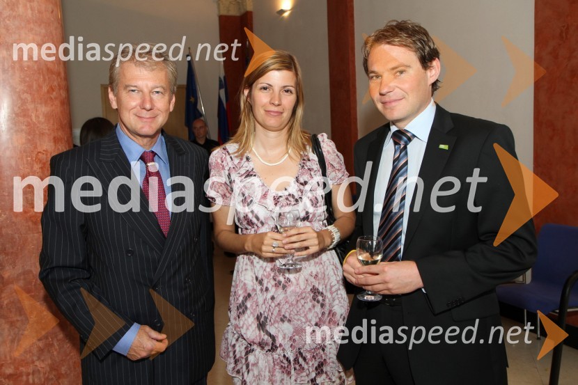 Prof. dr. Davorin Kračun, Ekonomsko poslovna fakulteta Univerze v Mariboru, ... in dr. Gorazd Justinek, Ekonomsko poslovna fakulteta Univerze v MariboruUniverza v Mariboru, Promocija doktorjev znanosti