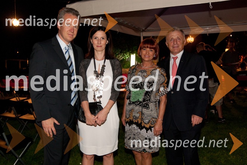 Andrej in Nives Fajfar, Tone Glavan, nekdanji pomočnik guvernerja za District, soproga MarušaKresna noč 2011, druženje Lions kluba Ljubljana Iliria