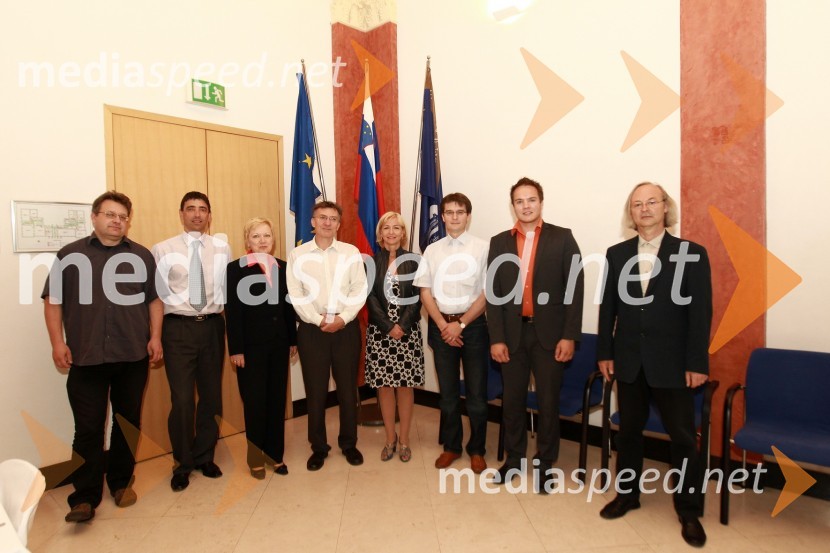 Prof. dr. Uroš Lobnik, univerzitetni arhitekt, prof. dr. Tomaž Kern, prorektor za informacijsko tehnologijo UM, prof. dr. Lučka Lorber, prorektorica za kakovost UM, prof. dr. Danijel Rebolj, rektor Univerze v Mariboru, prof. dr. Karin Stana Kleinschek, prorektorica za raziskovalno dejavnost UM, prof. dr. Zdravko Kačič, prorektor za finančne zadeve UM, Danijel Vuk, prorektor za študentska vprašanja UM in prof. dr. Oto Rimele, prorektor za področje umetnosti UM
Vodstvo Univerze v Mariboru