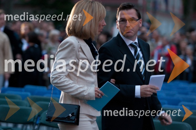 Roman Dobnikar, član uprave družbe Petrol za prodajo in marketing s soprogoOsrednja državna počastitev dneva državnosti in 20. obletnice samostojnosti Slovenije