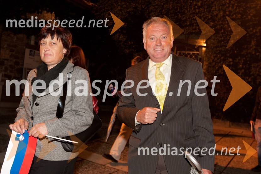 	Srečko Trglec, urednik Radia SI s soprogoOsrednja državna počastitev dneva državnosti in 20. obletnice samostojnosti Slovenije