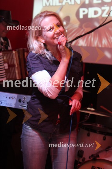 Neva Pipan, pevka19. Festival Lent 2011, otvoritveni vikend- petek