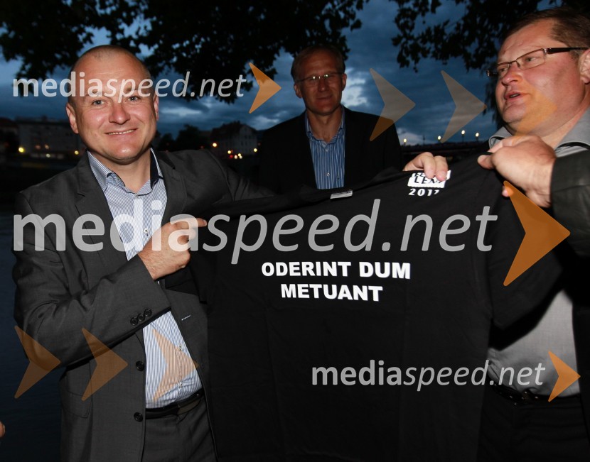 Franc Kangler, župan Mestne občine Maribor in njegova majica  z rekom Caligule: 