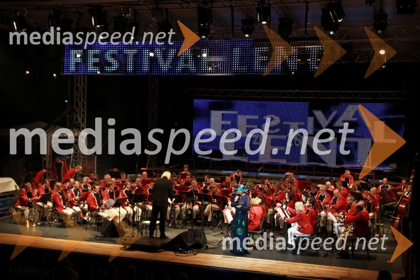 Irena Polak Fištravec, povezovalka prireditve in pihalni orkester KUD Pošta Maribor19. Festival Lent 2011, otvoritveni vikend- petek