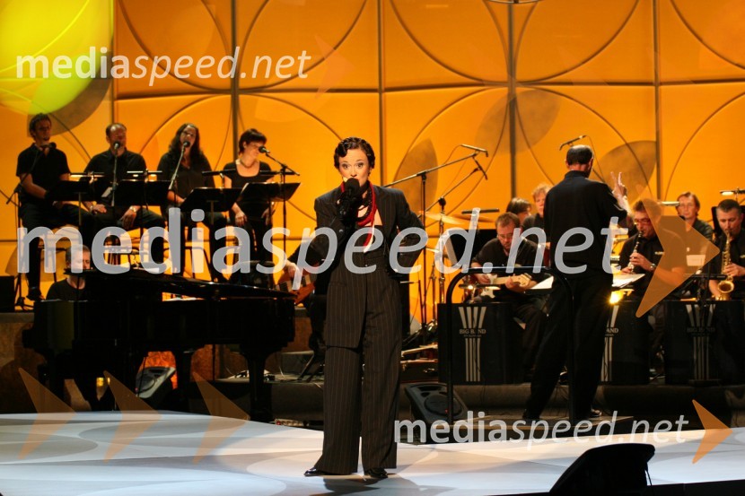 Lara Jankovič, voditeljica prireditve Narečna popevkaFestival narečne popevke