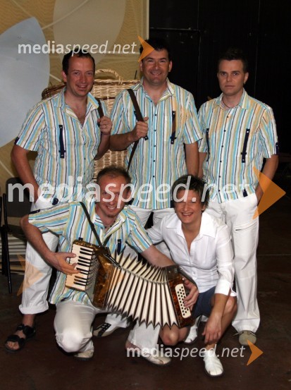 Skupina MalibuFestival narečne popevke