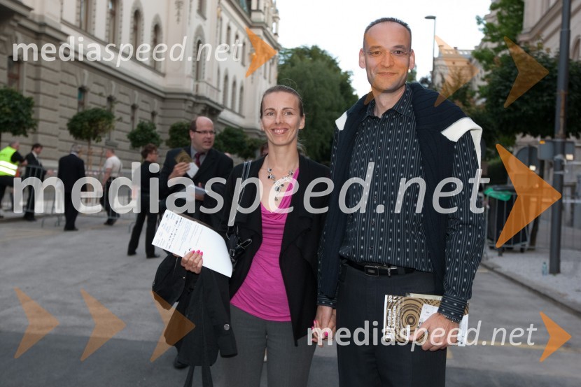 Sandi Salkič, vodja službe za odnose z javnostmi pri Petrolu in soproga MojcaFestival Ljubljana 2011, otvoritev