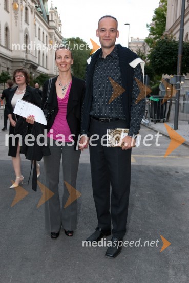 Sandi Salkič, vodja službe za odnose z javnostmi pri Petrolu in soproga MojcaFestival Ljubljana 2011, otvoritev