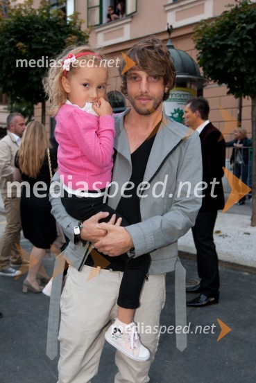 Aljoša Bagola, kreativni direktor v oglaševalski agenciji Pristop in nečakinja LanaFestival Ljubljana 2011, otvoritev