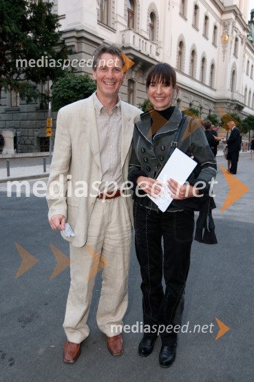 Robert Pistotnik, član uprave Sintal koncern in soproga JanaFestival Ljubljana 2011, otvoritev