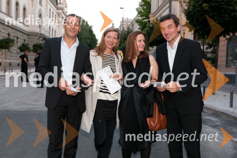 Danilo Rošker, direktor SNG Maribor, soproga Nataša Matjašec Rošker, igralka in Stojan Pelko, državni sekretar za kulturo s spremljevalkoFestival Ljubljana 2011, otvoritev