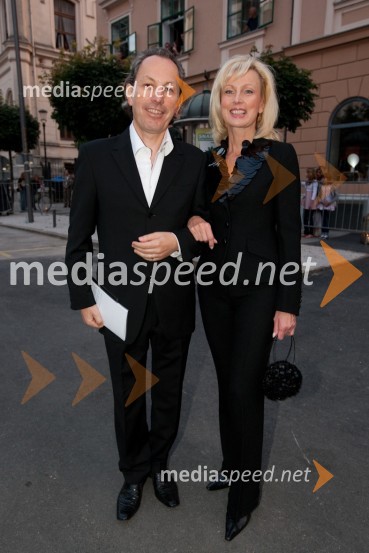 Edi Berk, oblikovalec, arhitekt s soprogo Vesno, pravnicaFestival Ljubljana 2011, otvoritev