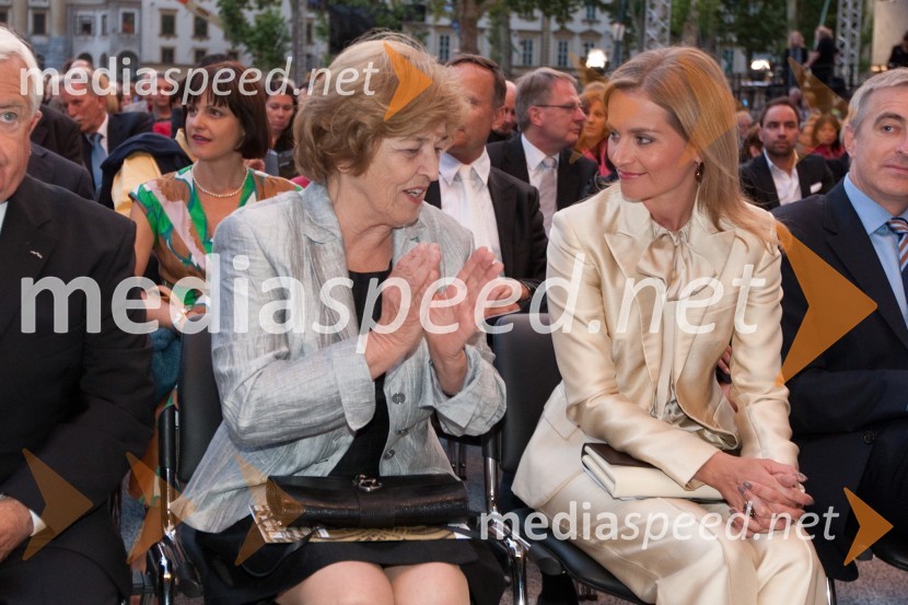 Štefka Kučan in Katarina Kresal, ministrica za notranje zadeveFestival Ljubljana 2011, otvoritev