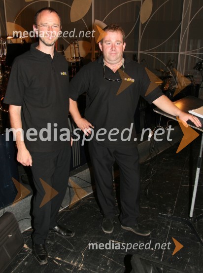 Lojze Krajnčan, glasbenik ter dirigent orkestra in Primož Grašič, kitaristFestival narečne popevke