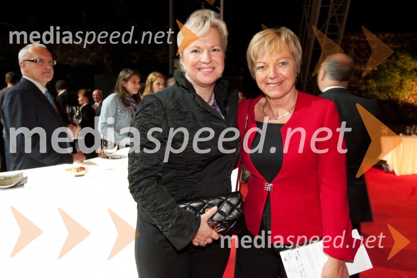 Sabrina Pečelin vodja odnosov z javnostmi pri Porsche Slovenija in mag. Vojka Ravbar, generalna sekretarka SKBFestival Ljubljana 2011, otvoritev