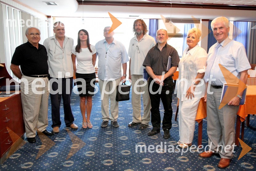 ..., ..., Irena Popović, predavateljica iz Reke na Hrvaškem, prof. dr. Mario Plenković, predsednik programskega odbora mednarodne konference Družba in tehnologija, ..., ..., prof. dr. Marija Ovsenik, Institut za management, Ljubljana in prof. dr. Ludvik Toplak, predsednik Evropskega središča MariborMednarodna konferenca Družba in tehnologija