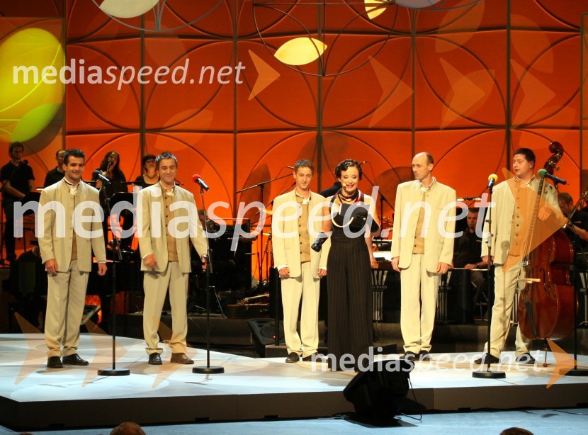 Ansambel Zreška pomlad, zmagovalci Festivala narečne popevke in Lara Jankovič, voditeljica festivalaFestival narečne popevke