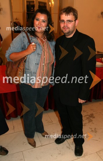 Dragica Kladenik, pevka in Alan KavčičFestival narečne popevke