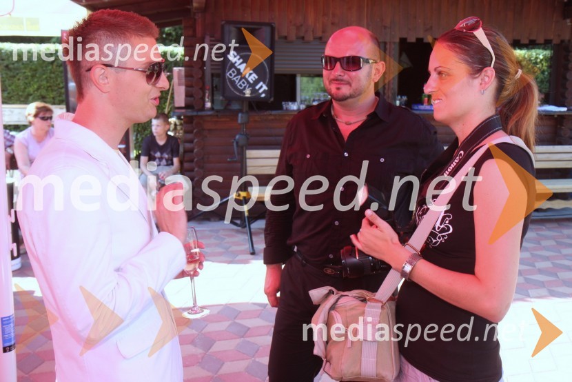 Damjan Murko, pevec, Silvo Bezjak, direktor podjetja SB Team in Mihaela Margan - Miša, novinarkaDamjan Murko, predstavitev nove pesmi Slavček