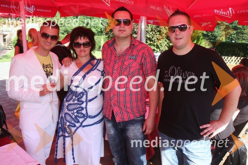 Damjan Murko, pevec, Mili, pevka, Cola, harmonikaš in avtor skladbe Slavček ter Bošnik Matej, glasbenikDamjan Murko, predstavitev nove pesmi Slavček