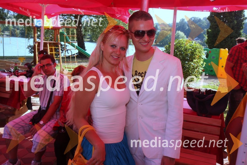 Marjanca Scheicher, pisateljica in novinarka ter Damjan Murko, pevecDamjan Murko, predstavitev nove pesmi Slavček