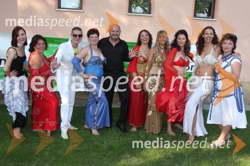 ..., ..., Damjan Murko, pevec, ..., Silvo Bezjak, direktor podjetja SB Team, ..., ..., ..., Lučka, plesalka in Mili, pevkaDamjan Murko, predstavitev nove pesmi Slavček