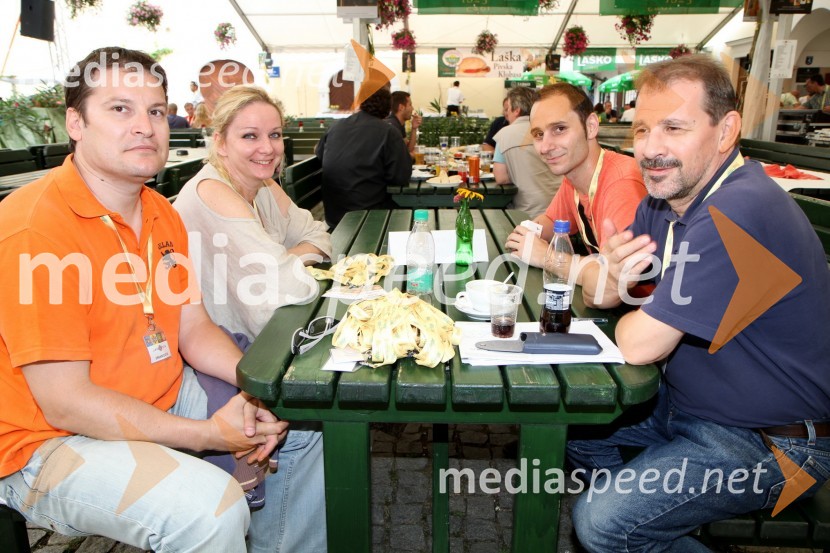 Damijan Nacevski, Agencija Odmev, Vito Avguštin, novinar, Irena Mraz, društvo Planet Zemlja in Jure Murko, Agencija Odmev
Pivo in cvetje 2011, VIP dogajanje