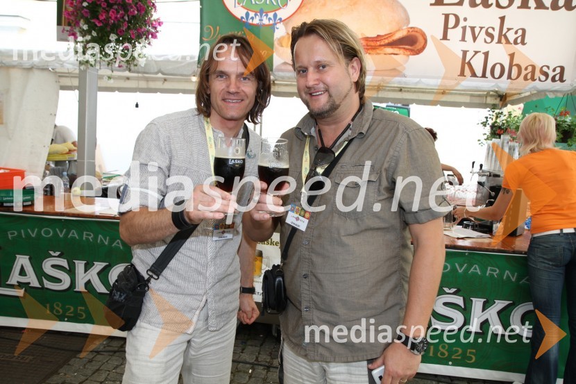 Robert Dragar in Miki Vlahovič, člana skupine VictoryPivo in cvetje 2011, VIP dogajanje