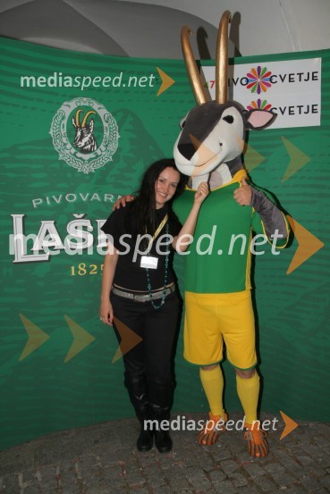 	Tinkara Kovač, glasbenica in Zlatorog, maskotaPivo in cvetje 2011, VIP dogajanje