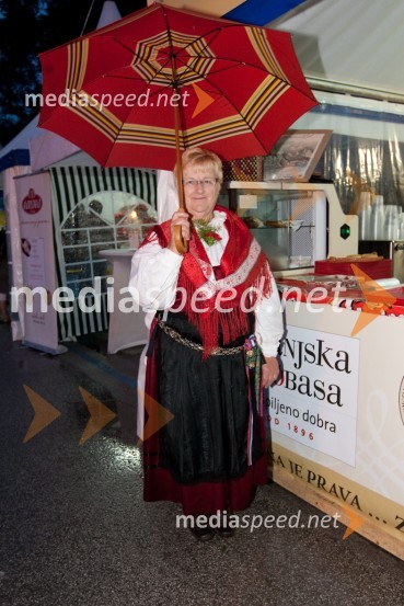 Obiskovalka v značilni blejski nošiBlejska noč 2011