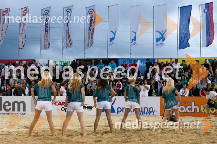 Plesalke plesnega kluba MamboBeachMaster 2011