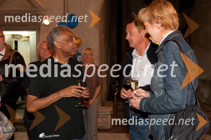 Gilberto Gil, glasbenik, 	Cvetka Selšek, predsednica upravnega odbora SKB in soprog Jernej Kosmač, DZSFestival Ljubljana 2011: Gilberto Gil, koncert