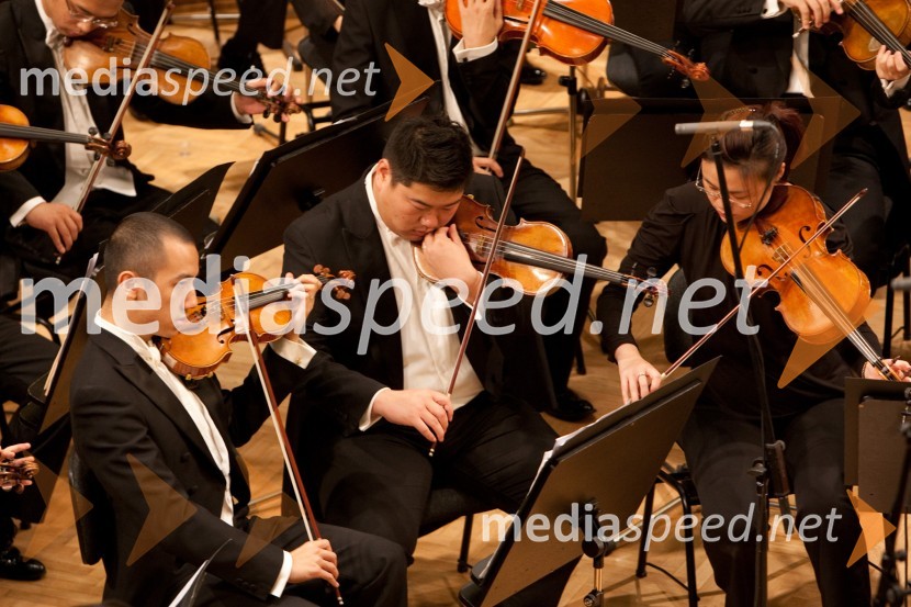 Člani kitajskega filharmoničnega orkestra HangdžovFestival Ljubljana 2011: Koncert kitajskega filharmoničnega orkestra Hangdžov