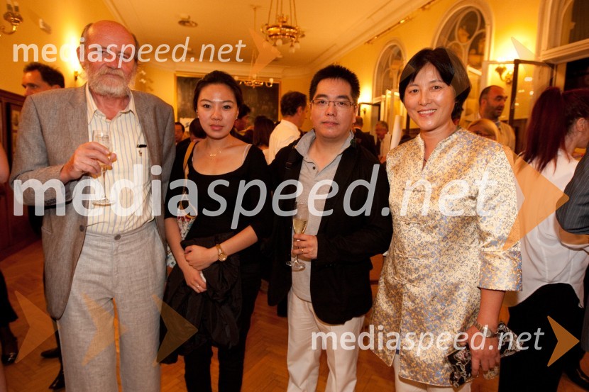 Mitja Saje, profesor, Jang Jang, dirigent s soprogo in Huiquin Wang, slikarkaFestival Ljubljana 2011: Koncert kitajskega filharmoničnega orkestra Hangdžov