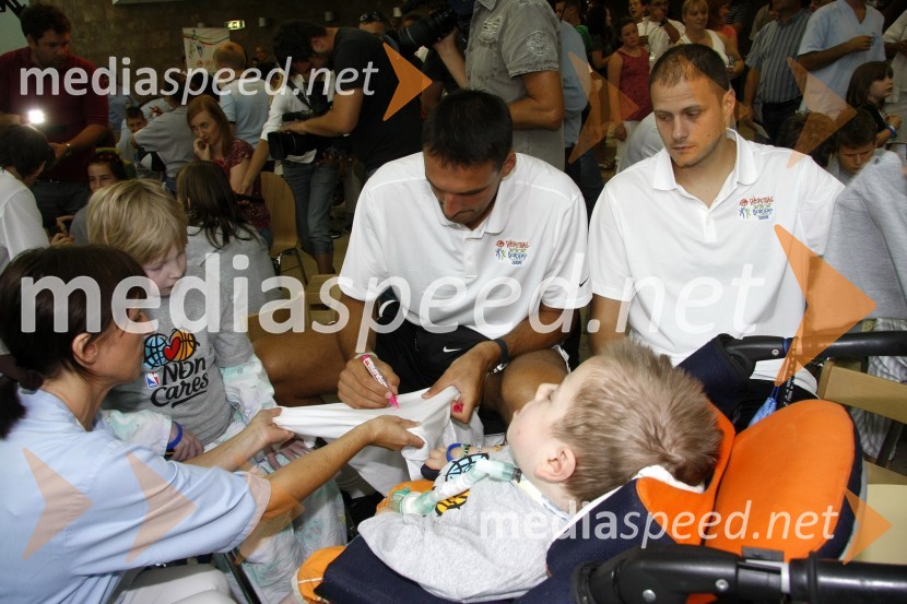 Dalibor Bagarić, košarkar in Rašo Nesterović, košarkarObisk predstavnikov NBA lige v Pediatrični kliniki UKC Ljubljana
