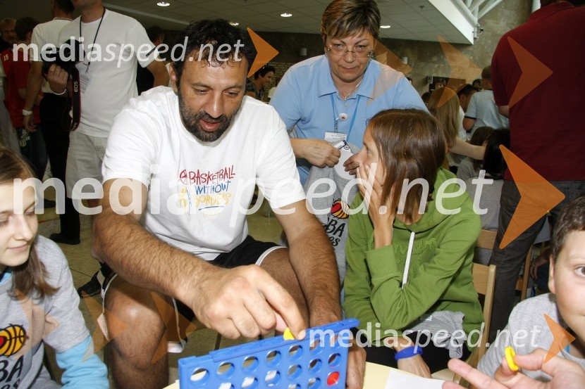 Vlade Divac, košarkarObisk predstavnikov NBA lige v Pediatrični kliniki UKC Ljubljana