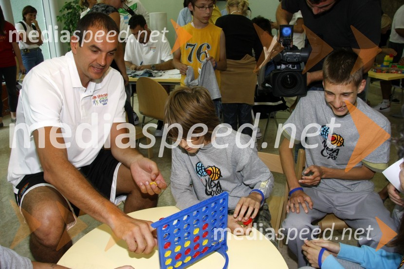 Dragan Tarlać, košarkarObisk predstavnikov NBA lige v Pediatrični kliniki UKC Ljubljana