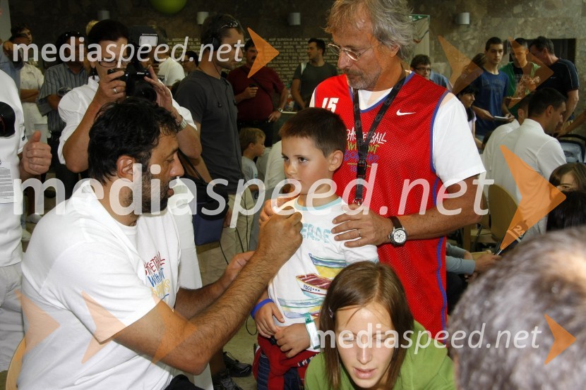 Vlade Divac, košarkar, ... in prof. dr. Rajko Kenda, strokovni direktor Pediatrične klinike UKC LjubljanaObisk predstavnikov NBA lige v Pediatrični kliniki UKC Ljubljana