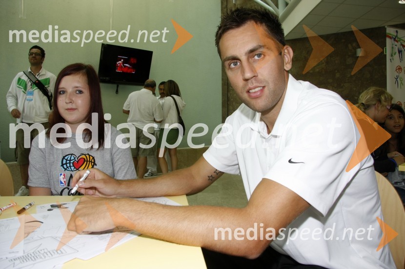 Miloš Vujanić, košarkarObisk predstavnikov NBA lige v Pediatrični kliniki UKC Ljubljana