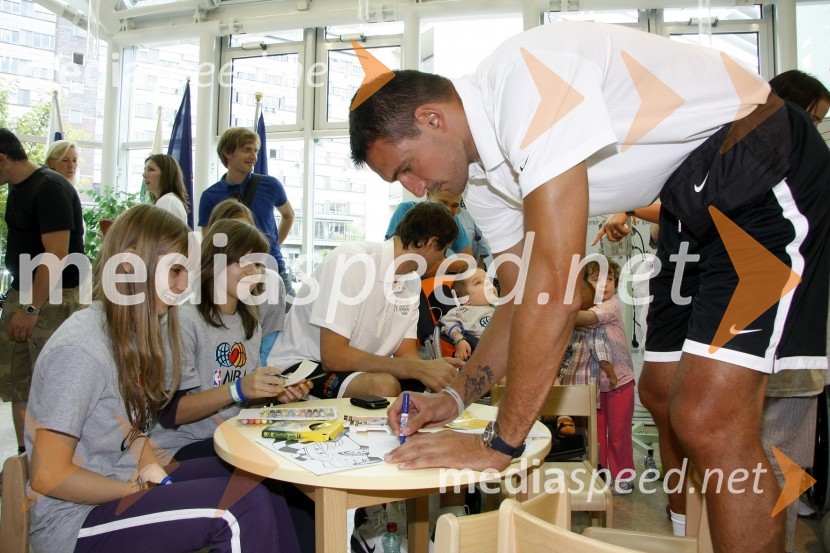 Dalibor Bagarić, košarkarObisk predstavnikov NBA lige v Pediatrični kliniki UKC Ljubljana